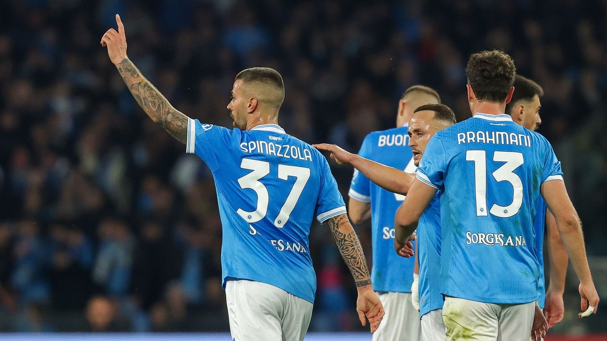 Slovenský hráč v drese Neapolu Stanislav Lobotka (tretí zľava) sa teší z gólu