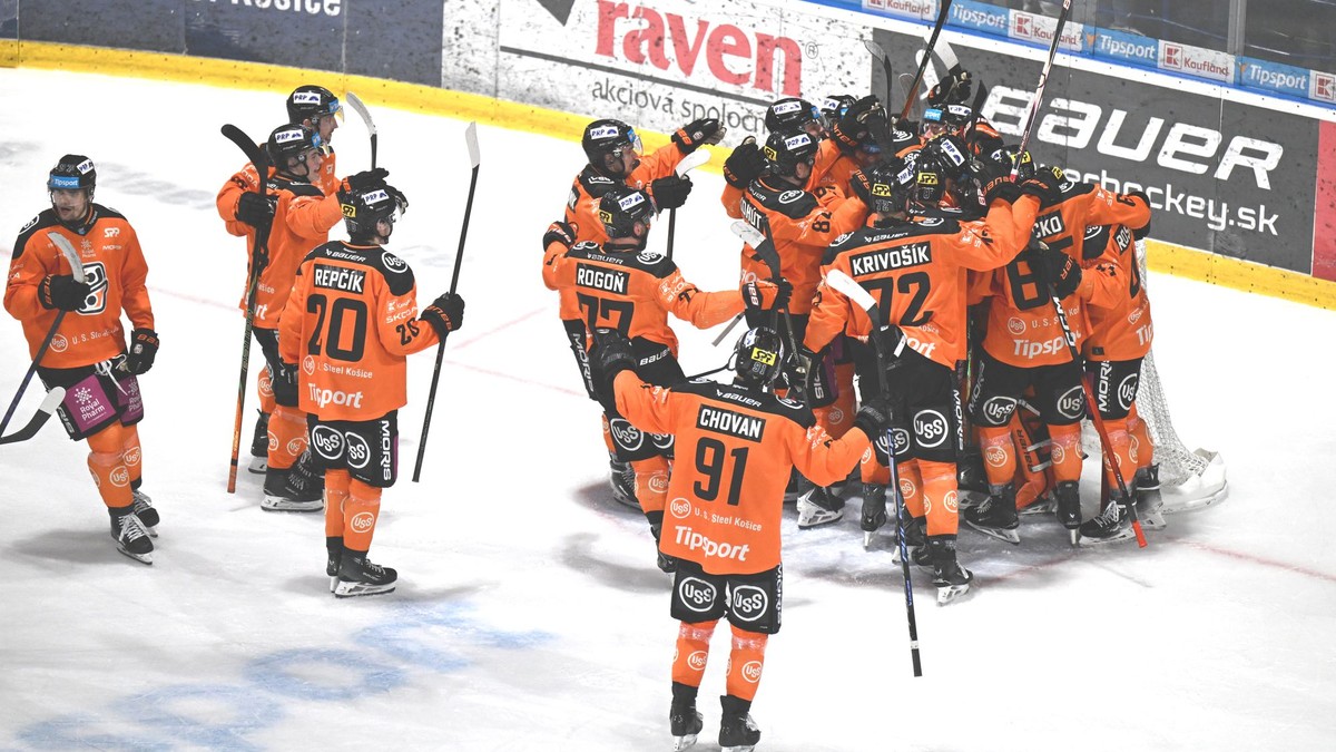 Na snímke radosť hráčov Košíc po siedmom zápase štvrťfinále play off.