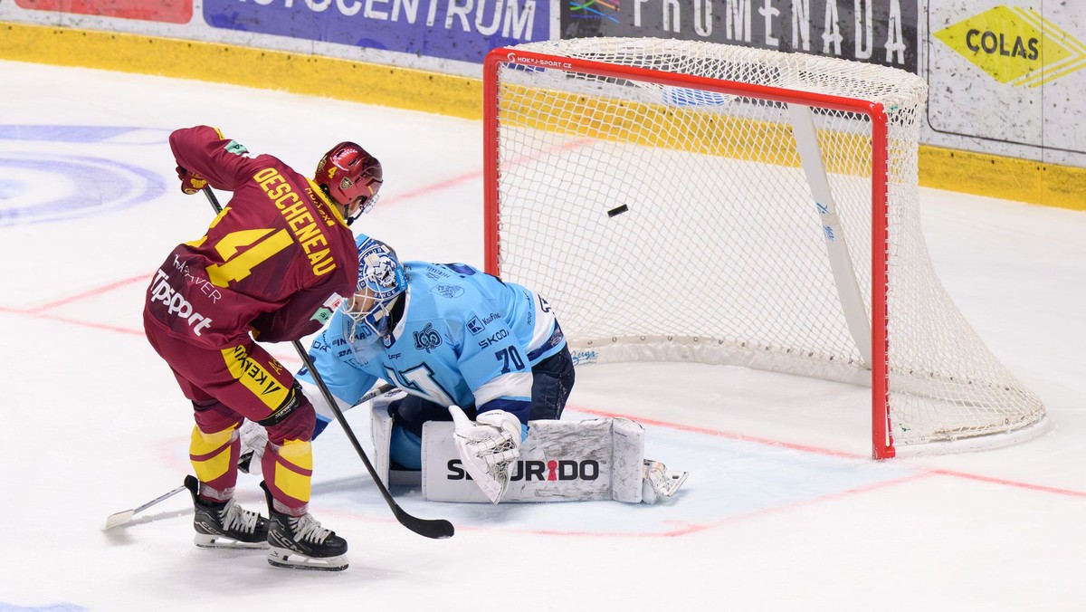 Brankár Nitry Jasper Patrikainen inkasuje gól.