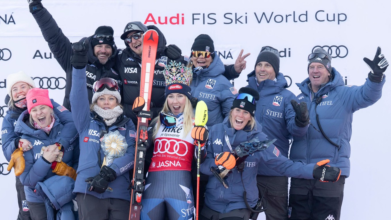 Americká lyžiarka Mikaela Shiffrinová sa raduje na pódiu so svojím tímom z víťazstva v slalome v rámci Svetového pohára v alpskom lyžovaní v Jasnej. 