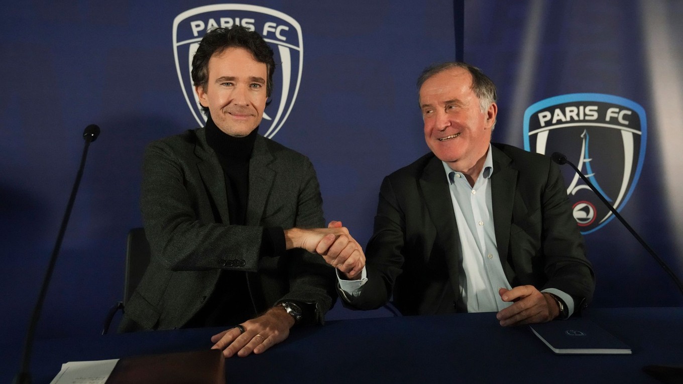 Antoine Arnault zo skupiny LVMH (vľavo) a majiteľ Paríž FC Pierre Ferracci.