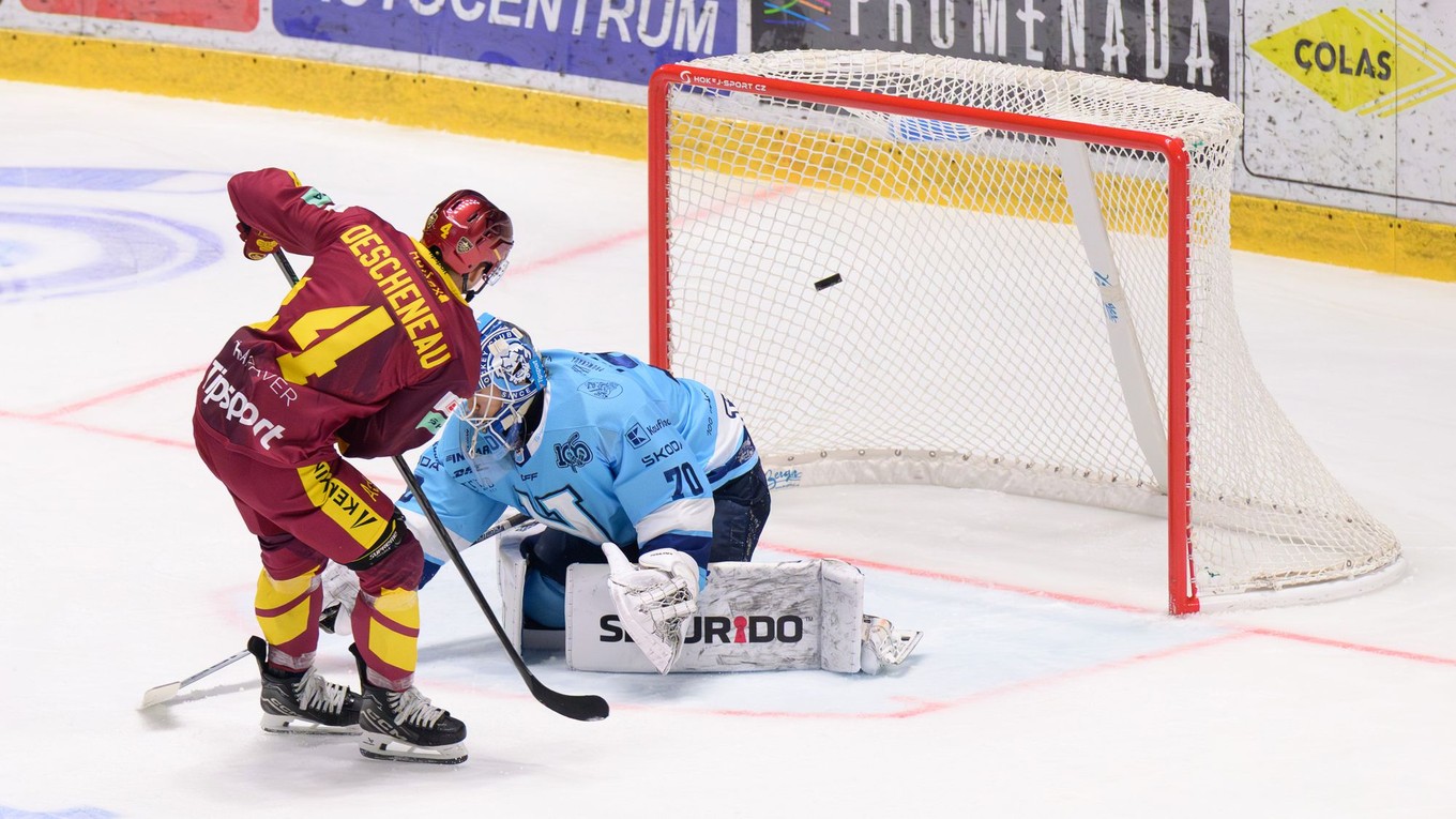 Brankár Nitry Jasper Patrikainen inkasuje gól.