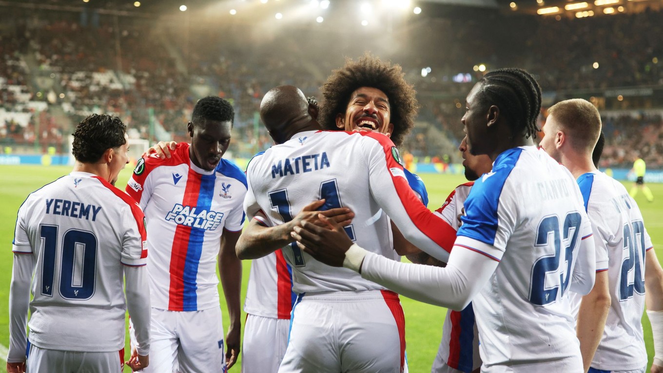 Hráči Crystal Palace oslavujú po úvodnom góle Ismaila Sarru v zápase semifinále Konferenčnej ligy Šachtar Doneck - Crystal Palace.