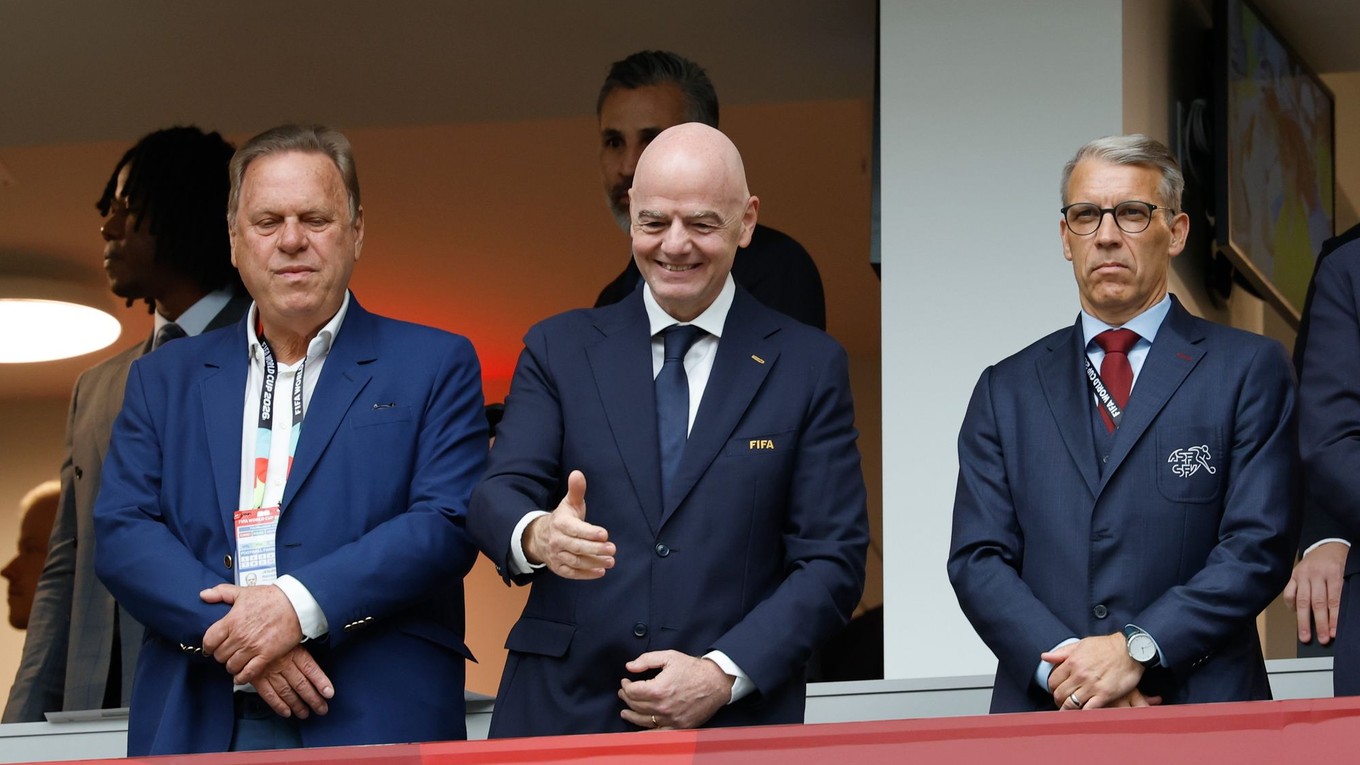 V strede prezident Medzinárodnej futbalovej federácie (FIFA) Gianni Infantino.