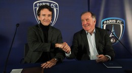 Antoine Arnault zo skupiny LVMH (vľavo) a majiteľ Paríž FC Pierre Ferracci.