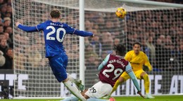 Aaron Wan-Bissaka si dáva vlastný gól v zápase Chelsea FC - West Ham United v 24. kole Premier League.