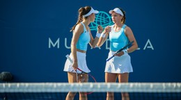 Slovenská tenistka Tereza Mihalíková (vľavo) s Britkou Oliviou Nichollsovou.