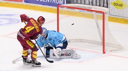 Brankár Nitry Jasper Patrikainen inkasuje gól.