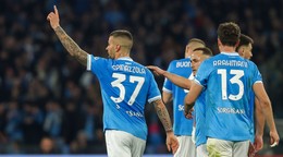 Slovenský hráč v drese Neapolu Stanislav Lobotka (tretí zľava) sa teší z gólu