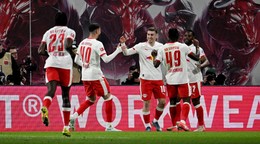 Hráč Lipska Brajan Gruda (uprostred) oslavuje po tom, ako skóroval v zápase.