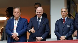 V strede prezident Medzinárodnej futbalovej federácie (FIFA) Gianni Infantino.