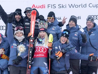 Americká lyžiarka Mikaela Shiffrinová sa raduje na pódiu so svojím tímom z víťazstva v slalome v rámci Svetového pohára v alpskom lyžovaní v Jasnej. 