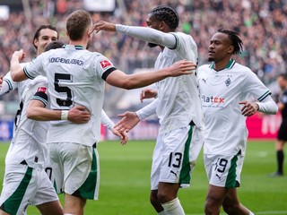 Hráči Mönchengladbachu sa tešia po strelenom góle do siete Bochumu. 