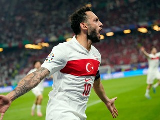 Hakan Calhanoglu oslavuje gól do siete Česka. 