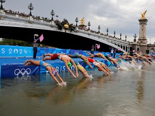 Triatlonisky plávali v rieke Seina na OH 2024 v Paríži. 