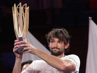 Valentin Vacherot z Monaka s trofejou za víťazstvo na turnaji v Šanghaji.