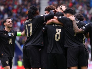 Radosť hráčov Portugalska v zápase s Arménskom.