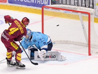 Brankár Nitry Jasper Patrikainen inkasuje gól.