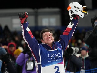 Americký akrobatický lyžiar Alex Ferreira