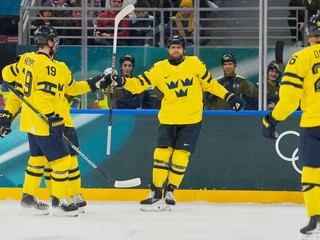 Hokejisti Švédska oslavujú gól proti Taliansku. 