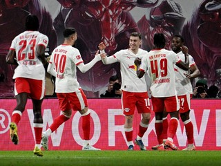 Hráč Lipska Brajan Gruda (uprostred) oslavuje po tom, ako skóroval v zápase.