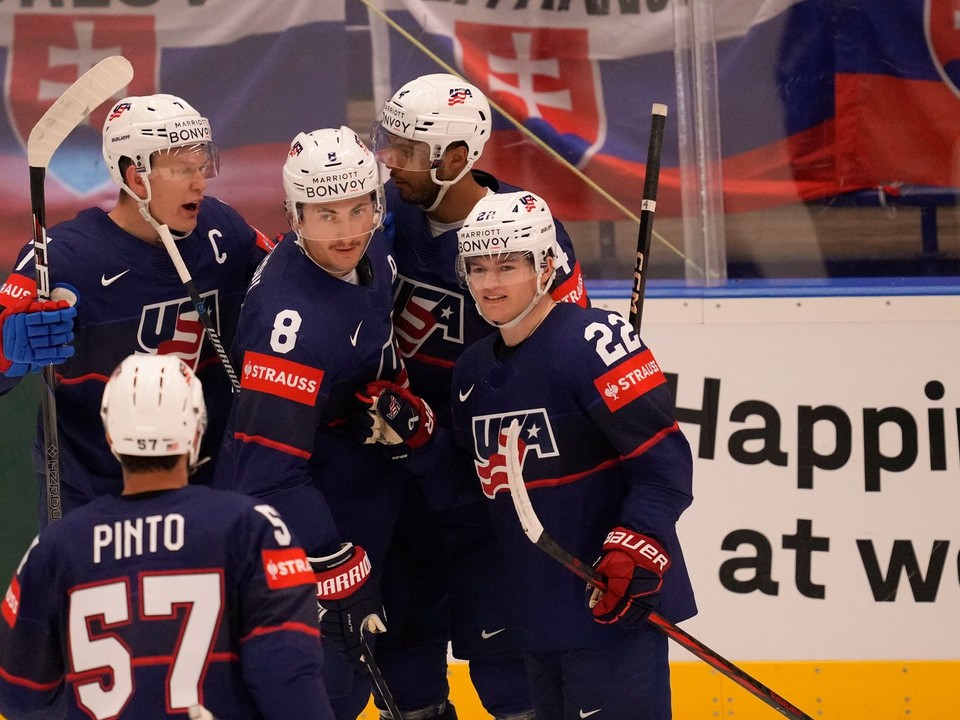 Zach Werenski oslavuje so spoluhráčmi gól počas zápasu Lotyšsko - USA na MS v hokeji 2024.