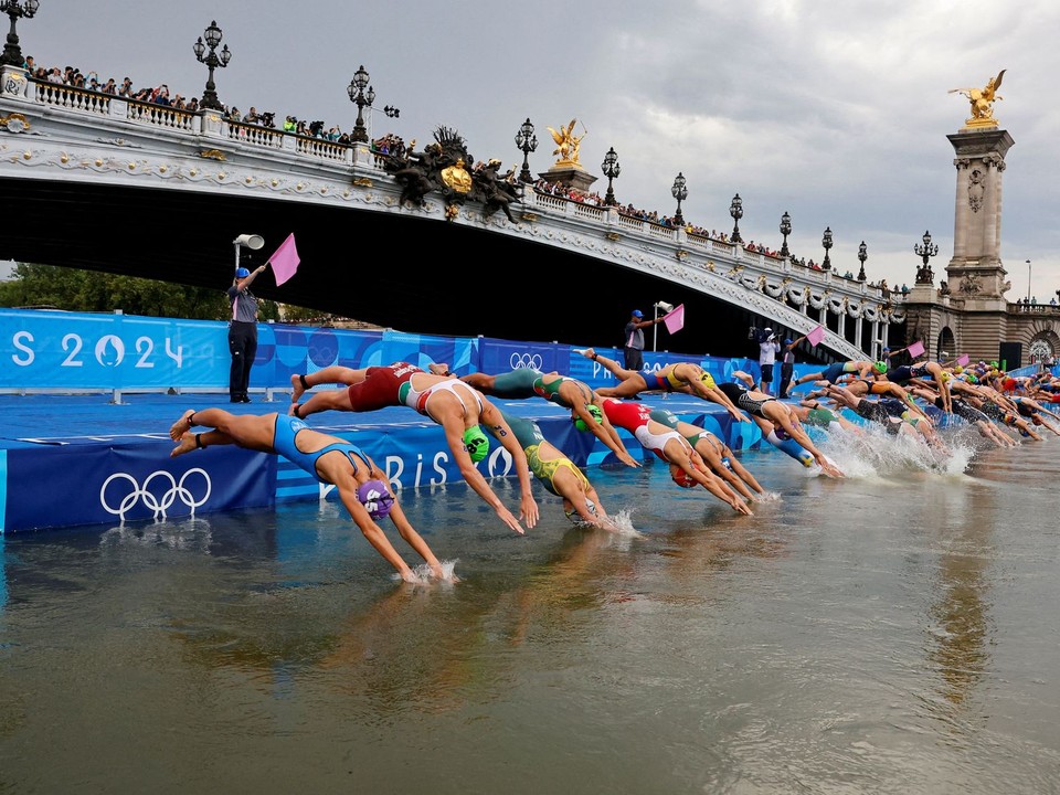 Triatlonisky plávali v rieke Seina na OH 2024 v Paríži. 