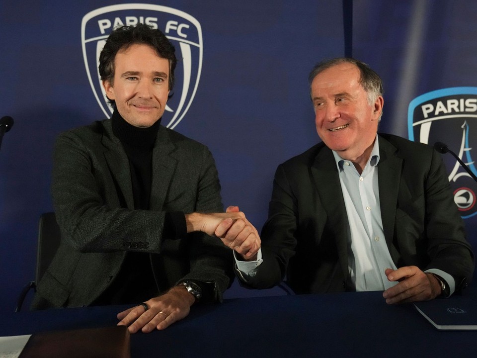 Antoine Arnault zo skupiny LVMH (vľavo) a majiteľ Paríž FC Pierre Ferracci.