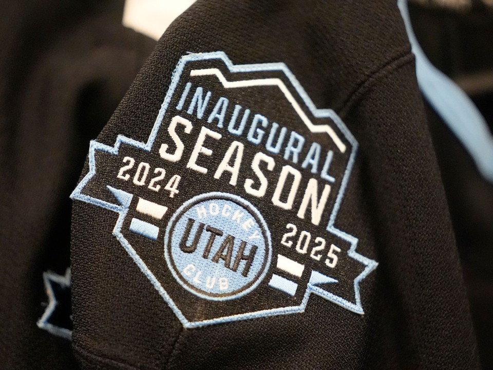 Súčasné logo Utahu počas premiérovej sezóny NHL. 