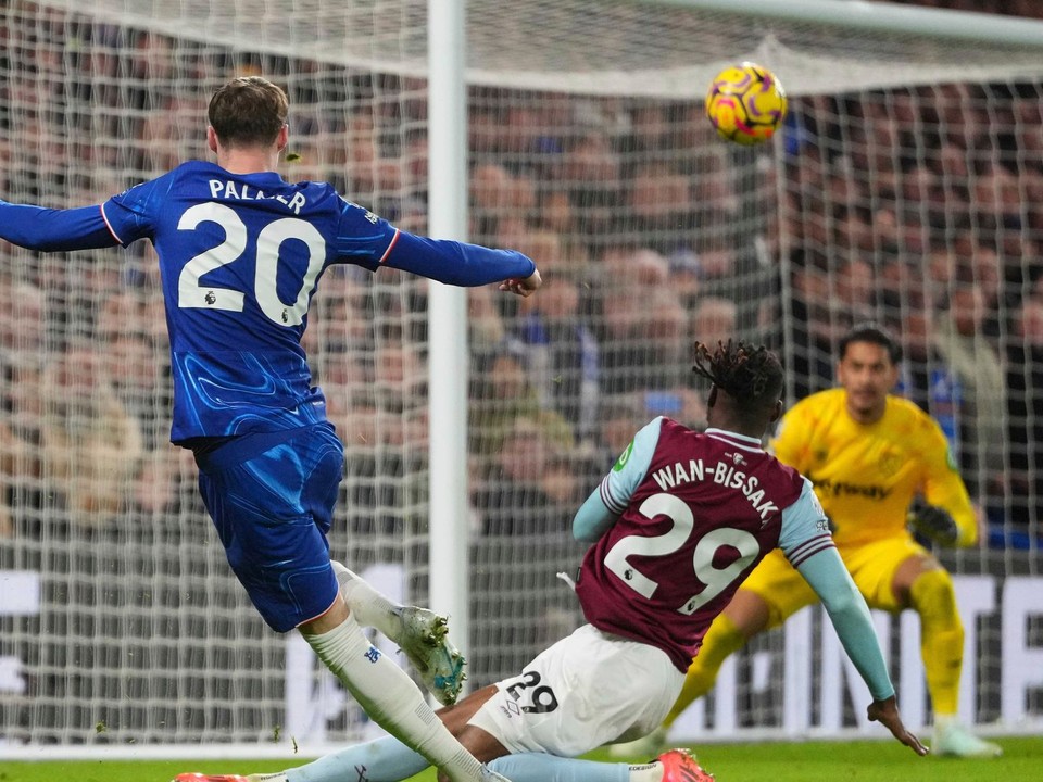 Aaron Wan-Bissaka si dáva vlastný gól v zápase Chelsea FC - West Ham United v 24. kole Premier League.