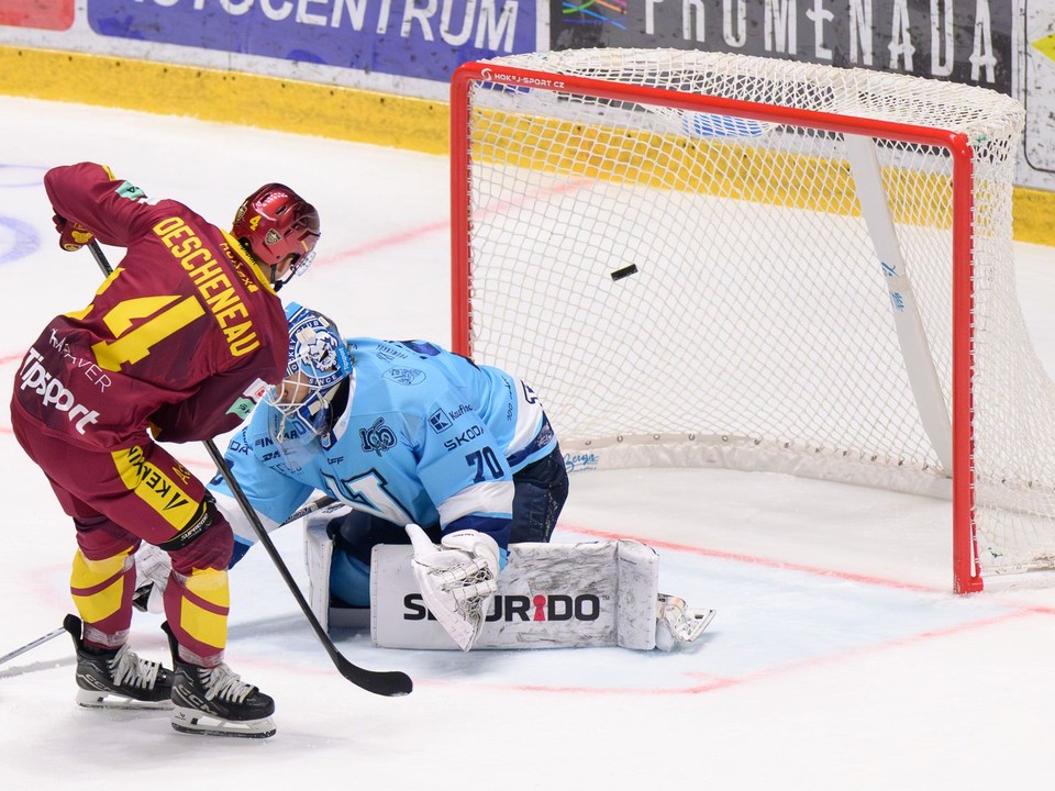 Brankár Nitry Jasper Patrikainen inkasuje gól.