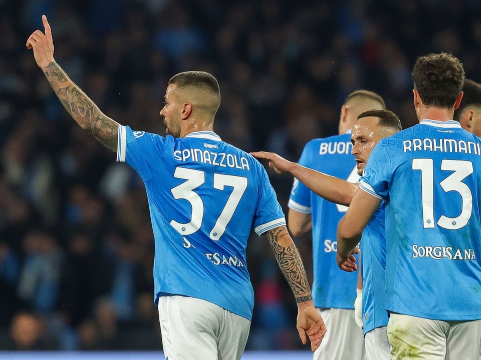Slovenský hráč v drese Neapolu Stanislav Lobotka (tretí zľava) sa teší z gólu