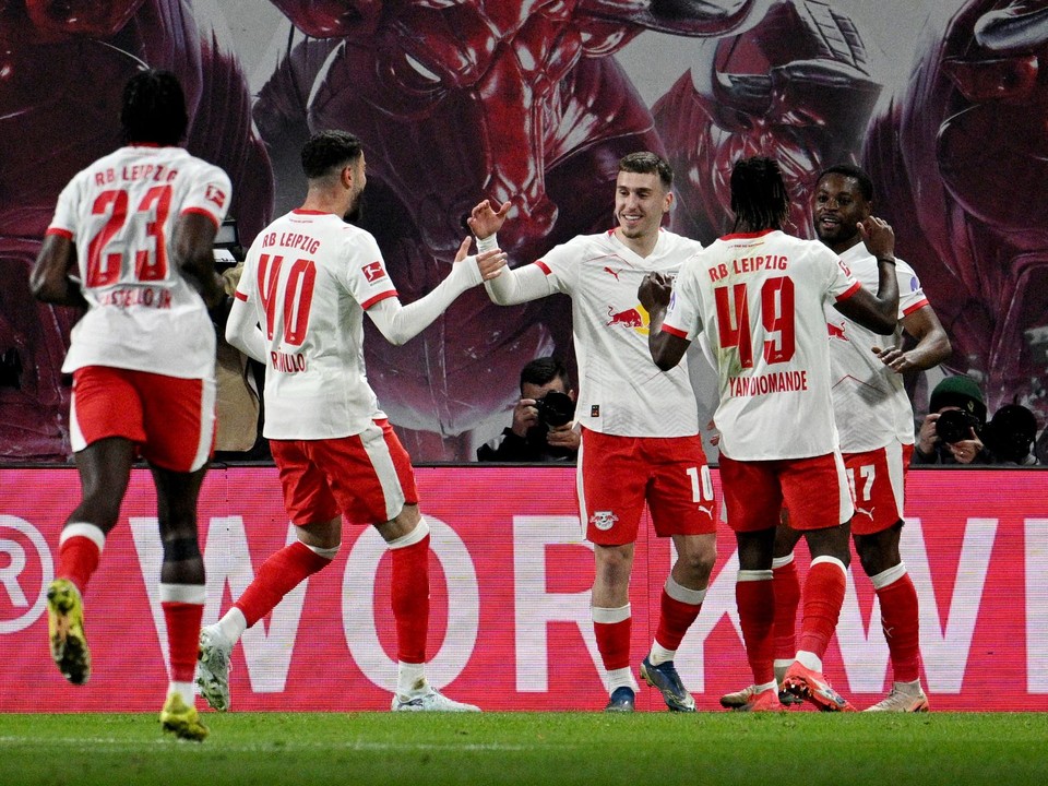 Hráč Lipska Brajan Gruda (uprostred) oslavuje po tom, ako skóroval v zápase.