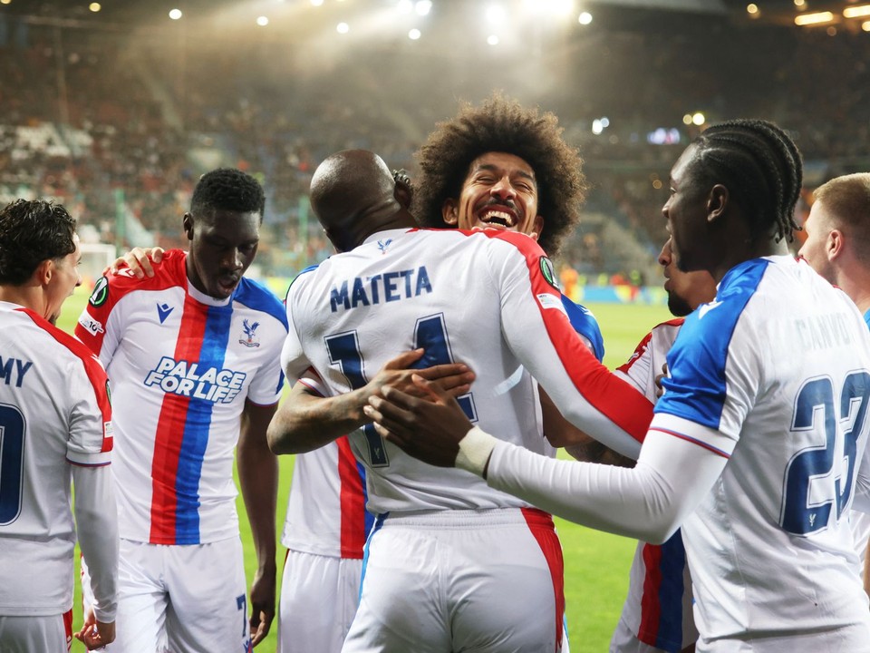Hráči Crystal Palace oslavujú po úvodnom góle Ismaila Sarru v zápase semifinále Konferenčnej ligy Šachtar Doneck - Crystal Palace.