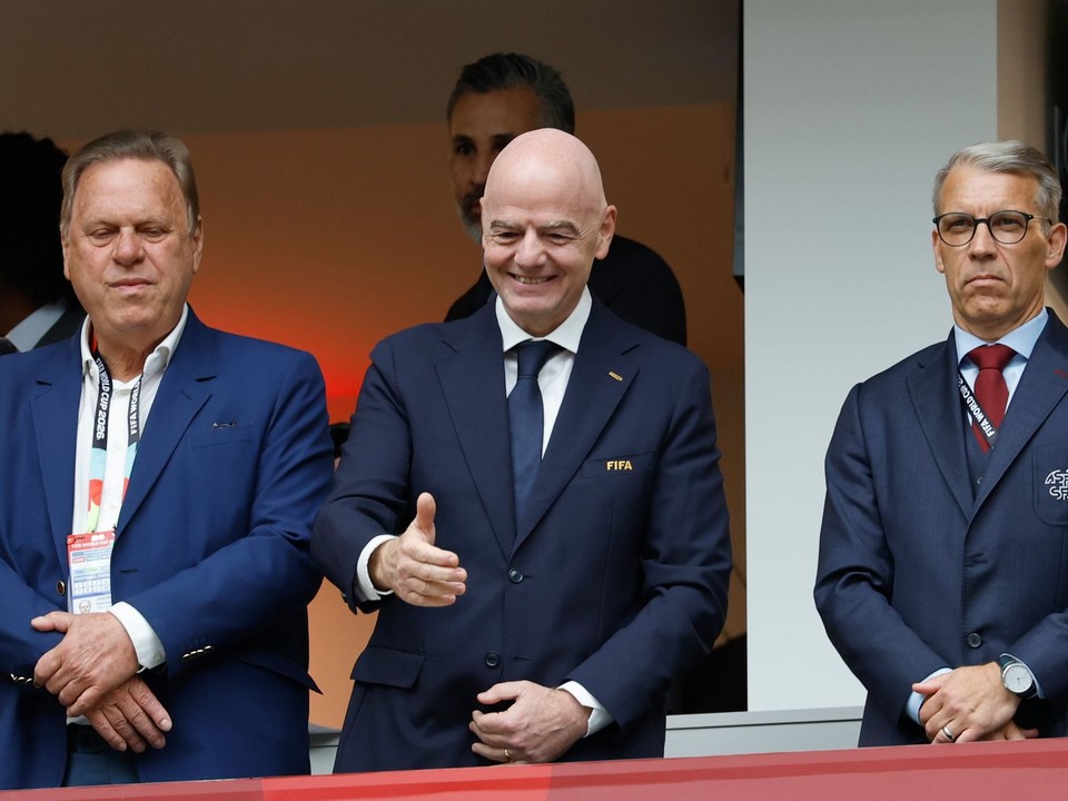 V strede prezident Medzinárodnej futbalovej federácie (FIFA) Gianni Infantino.