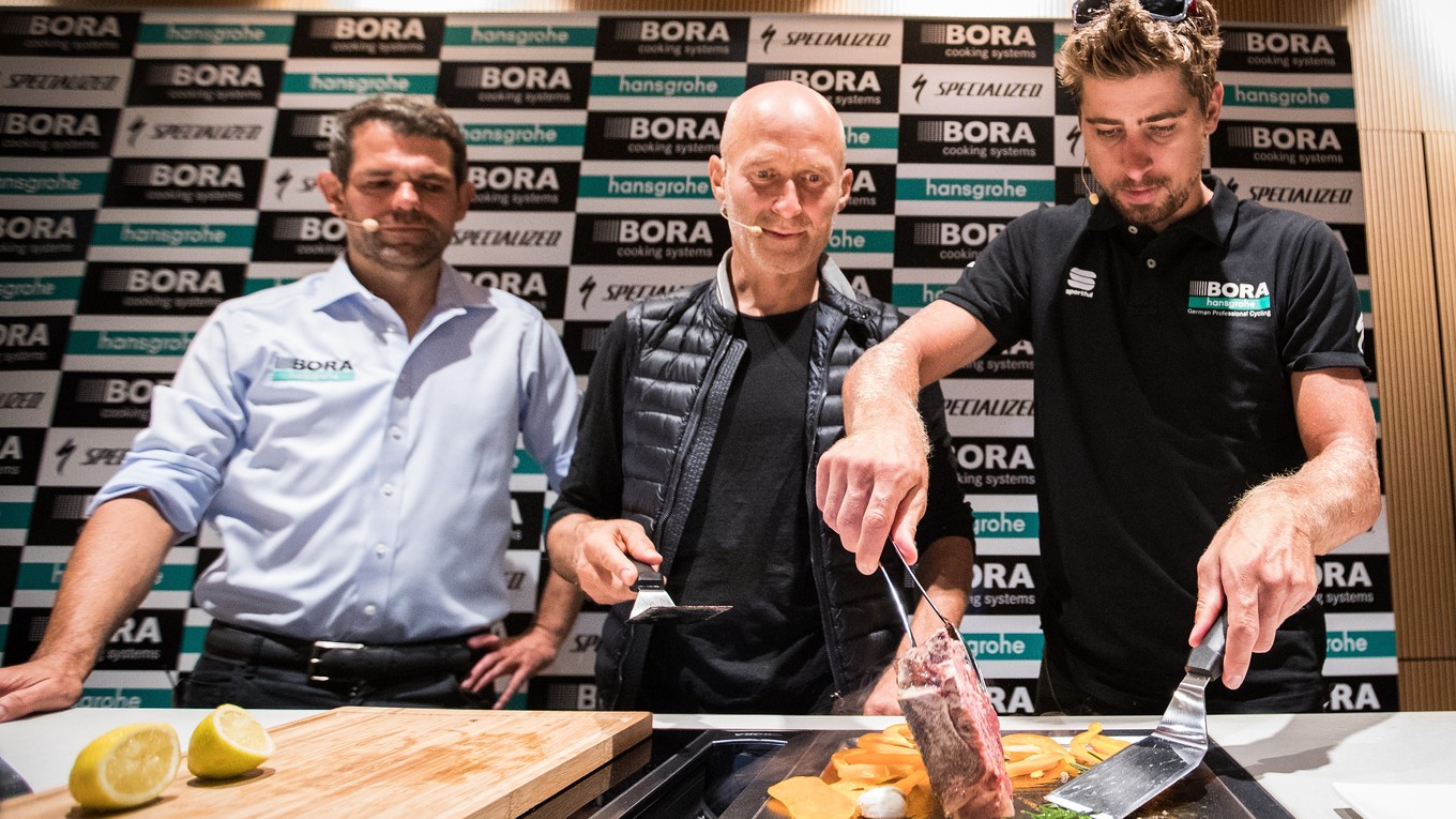 Ralph Denk (vľavo) s majiteľom spoločnosti Bora, ktorá je hlavným sponzorom tímu, Willim Bruckbauerom a Petrom Saganom.