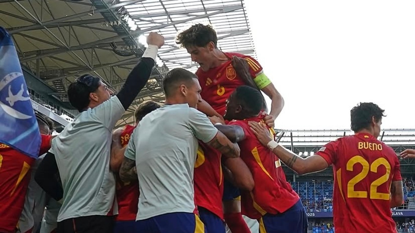 Španieli oslavujú víťazný gól do siete Rumunska.