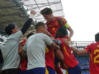 Španieli oslavujú víťazný gól do siete Rumunska.