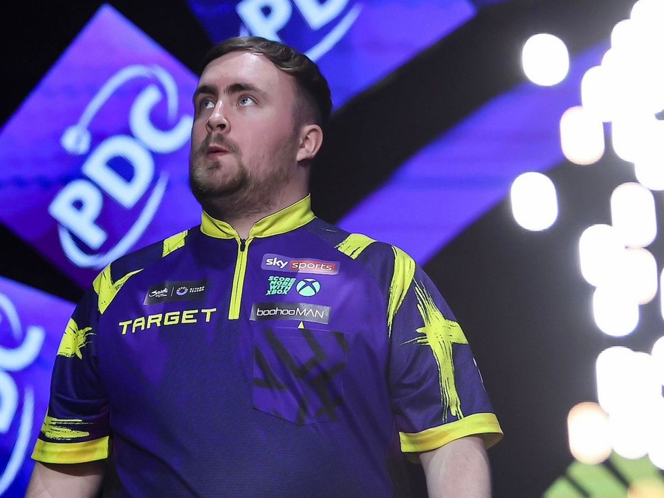 Luke Littler na turnaji Saudi Arabia Darts Masters 2026. 