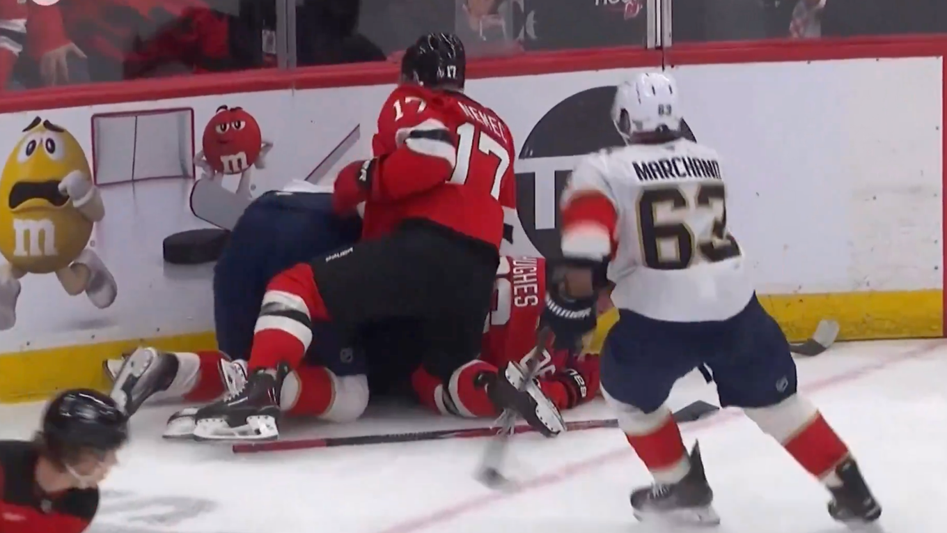 Šimon Nemec v súboji pri mantineli s hráčmi Floridy.