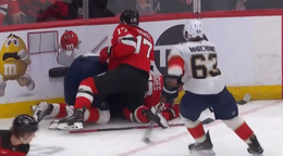 Šimon Nemec v súboji pri mantineli s hráčmi Floridy. 