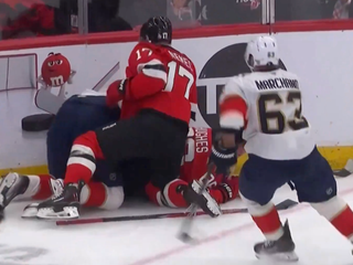 Šimon Nemec v súboji pri mantineli s hráčmi Floridy. 