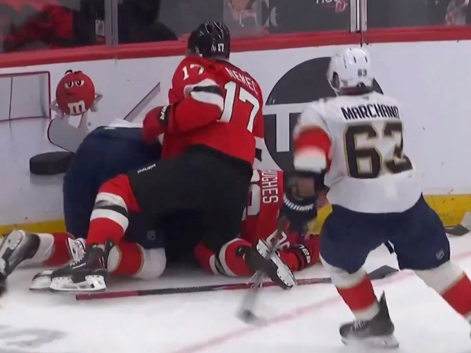 Šimon Nemec v súboji pri mantineli s hráčmi Floridy. 