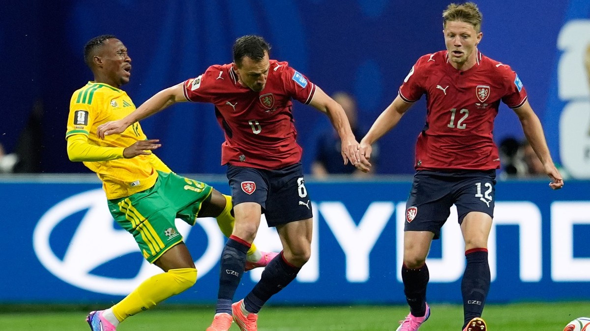 Český futbalista Vladimír Darida (v strede) sa vyhýba juhoafrickému hráčovi Thapelovi Masekovi.