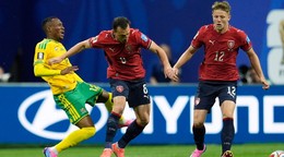 Český futbalista Vladimír Darida (v strede) sa vyhýba juhoafrickému hráčovi Thapelovi Masekovi.