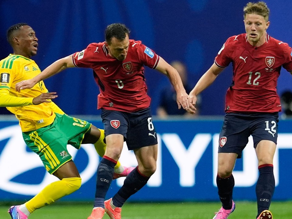 Český futbalista Vladimír Darida (v strede) sa vyhýba juhoafrickému hráčovi Thapelovi Masekovi.