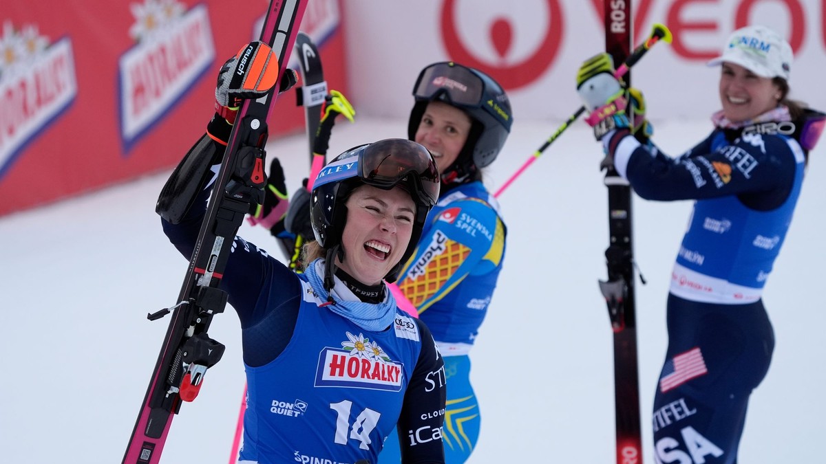 Mikaela Shiffrinová, Sara Hectorová a Paula Moltzanová v cieli obrovského slalomu