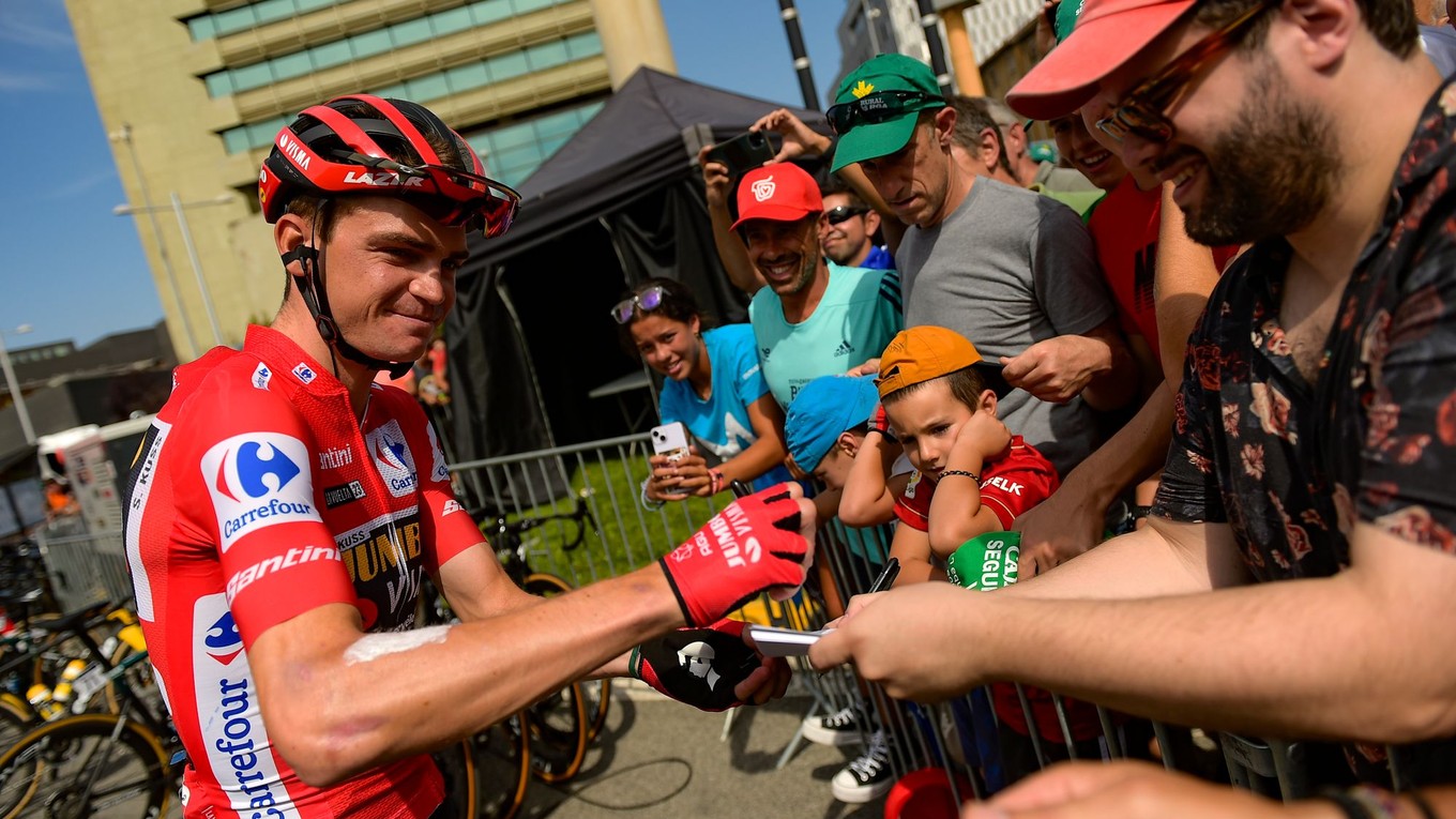 Američan Sepp Kuss v červenom drese pre lídra pretekov Vuelta a Espaňa 2023. 