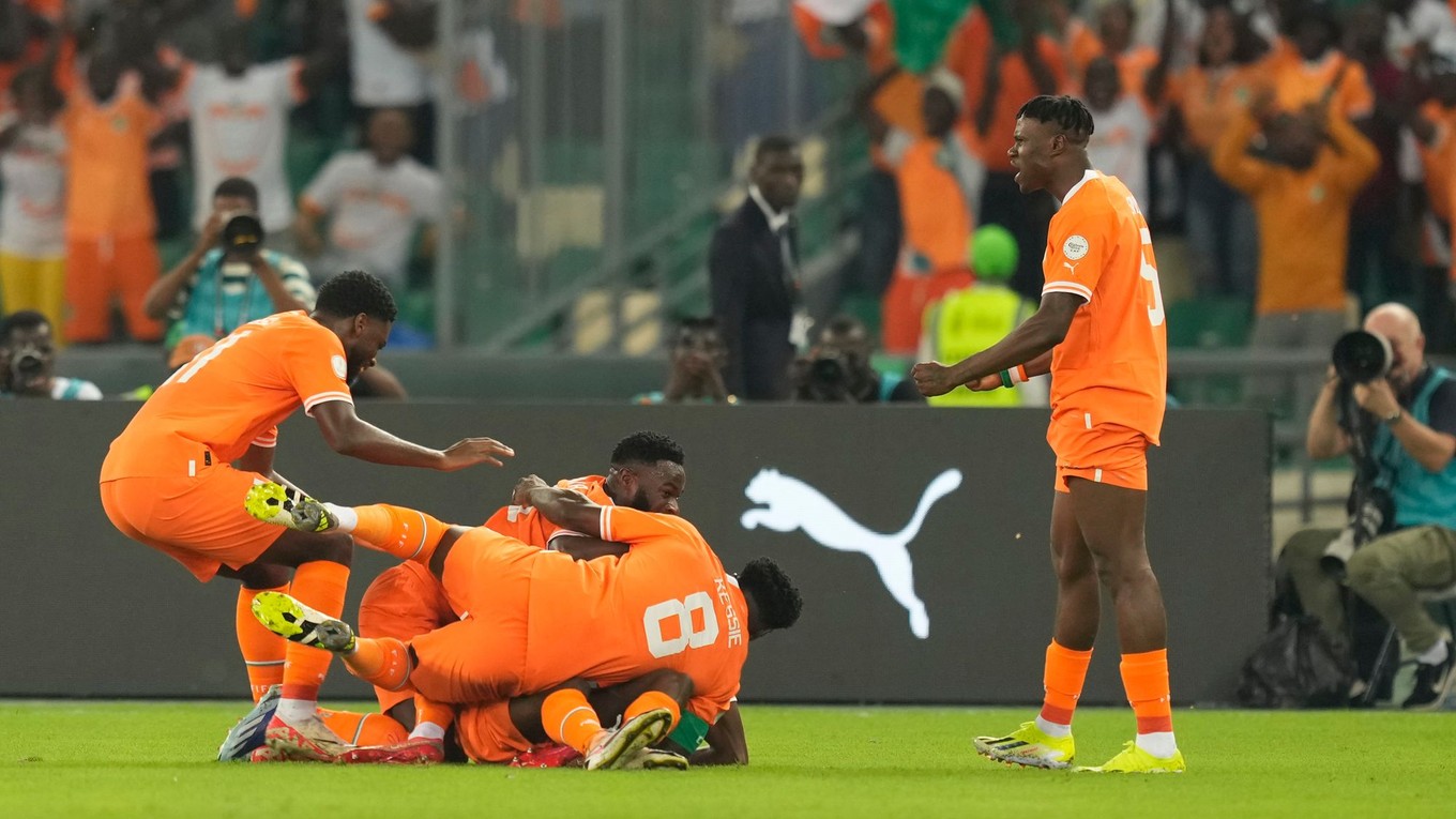 Futbalisti Pobrežia Slonoviny sa tešia z gólu na Africkom pohári národov 2023.