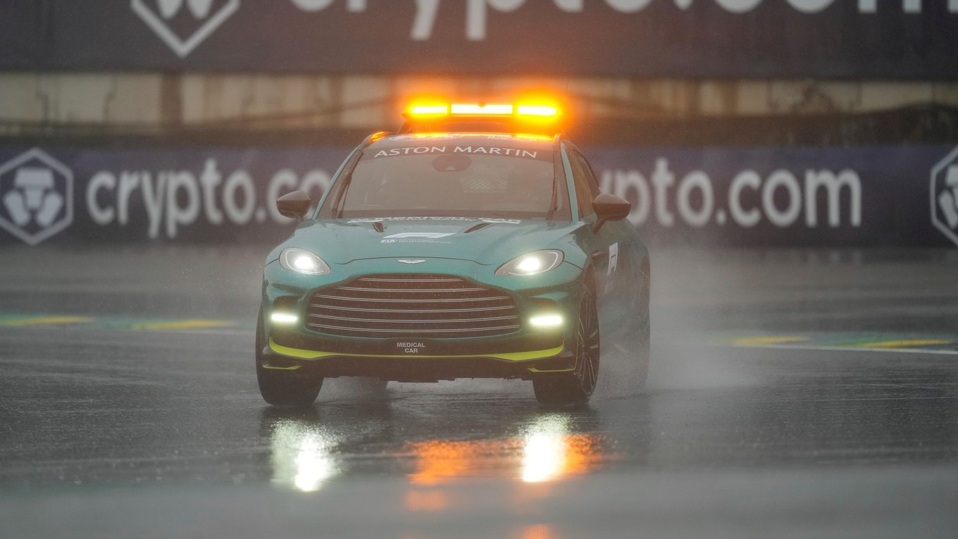 Safety car prechádza v daždivom počasí trať v brazílskom Sao Paule.